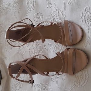 Vera Wang nude strappy heels 7